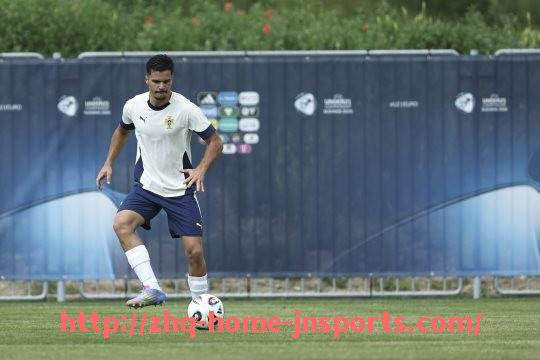 江南综合体育-CBA足球员训练日程:CBA球员是否也有与足球相关的训练内容?