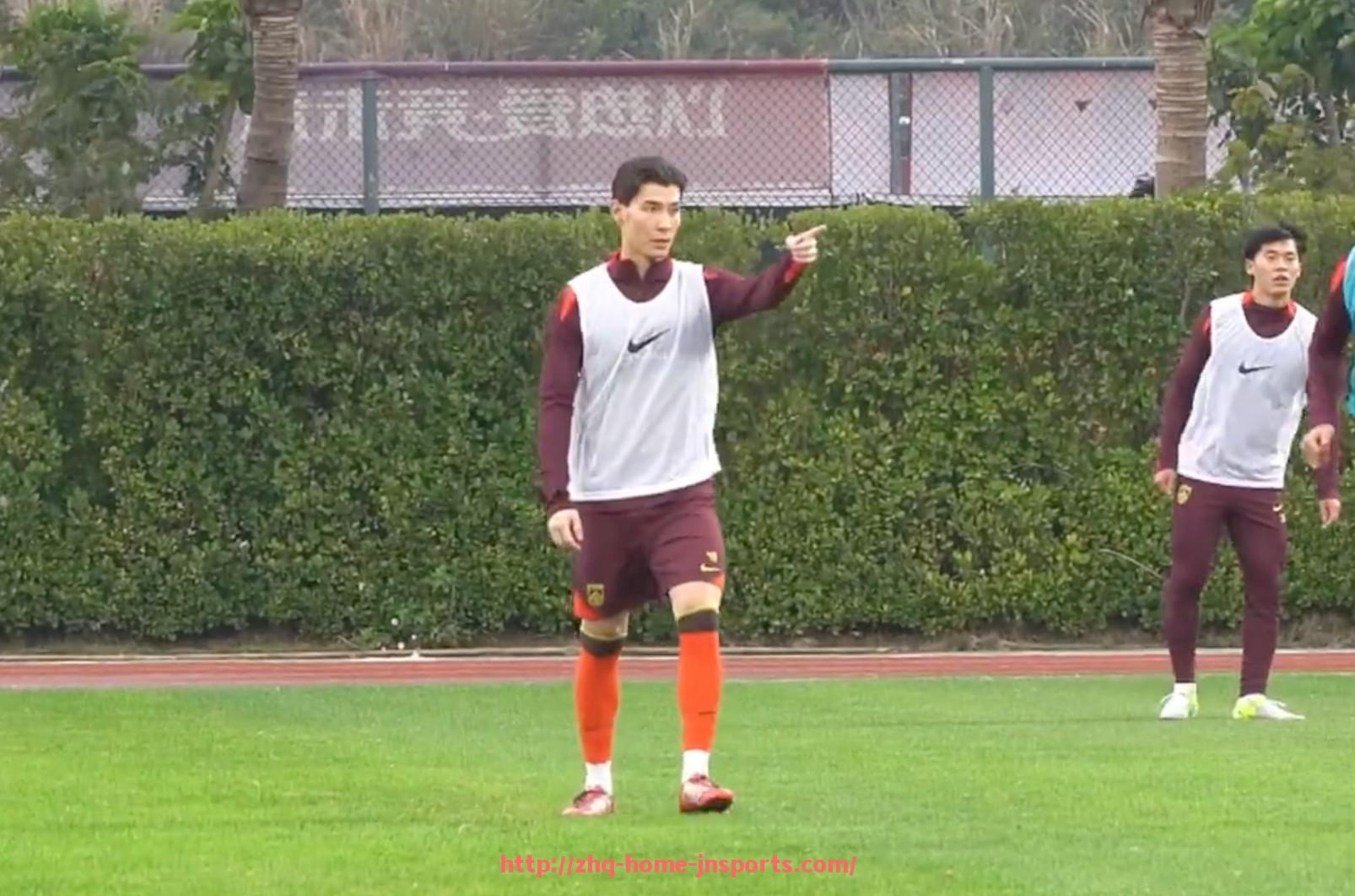 江南综合体育-德甲球队队徽变迁的历史故事及视觉风格演变